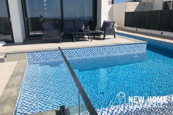 Luxury villa with pool and unobstructed sea views