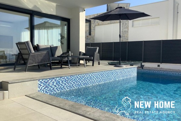 Luxury villa with pool and unobstructed sea views
