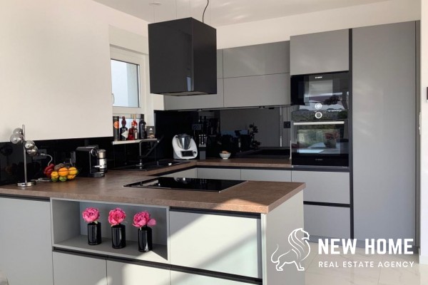 Luxury villa with pool and unobstructed sea views