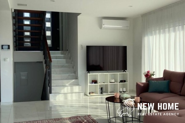 Luxury villa with pool and unobstructed sea views