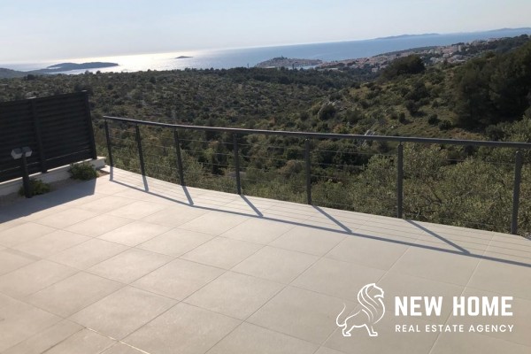 Luxury villa with pool and unobstructed sea views