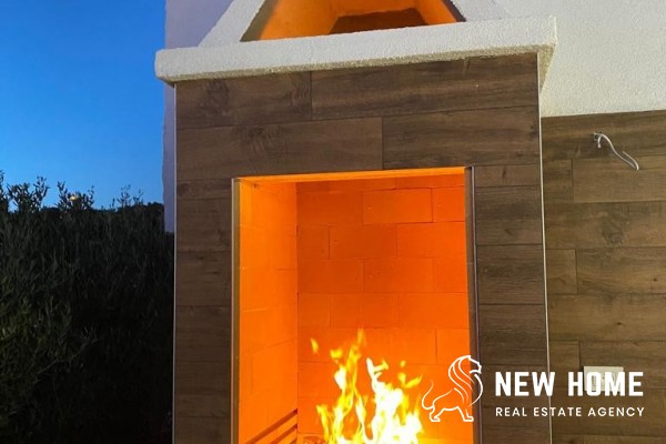 Luxury villa with pool and unobstructed sea views