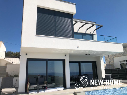 Luxury villa with pool and unobstructed sea views