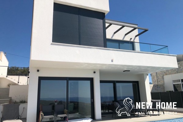 Luxury villa with pool and unobstructed sea views