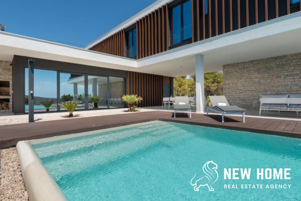 Luxury villa with pool and sea views