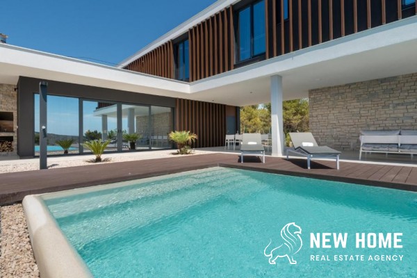 Luxusvilla mit Pool und Meerblick