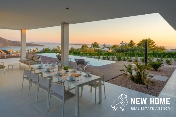 Luxusvilla mit Pool und Meerblick