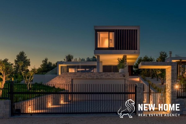 Luxusvilla mit Pool und Meerblick