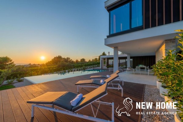 Luxusvilla mit Pool und Meerblick