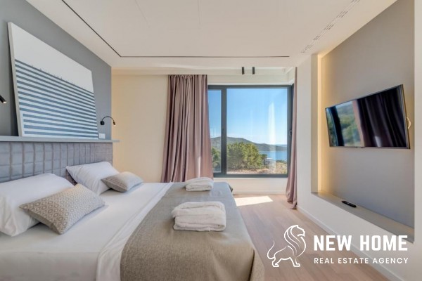 Luxusvilla mit Pool und Meerblick