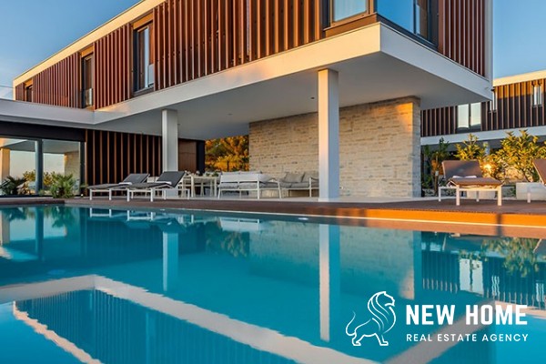 Luxusvilla mit Pool und Meerblick