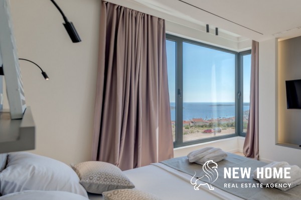 Luxusvilla mit Pool und Meerblick