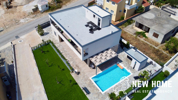 Moderna vila s bazenom