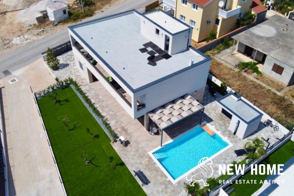 Moderne Villa mit Pool