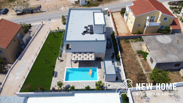 Moderna vila s bazenom