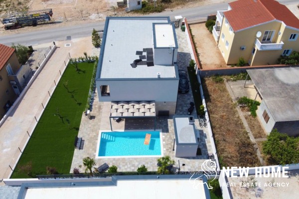 Moderne Villa mit Pool