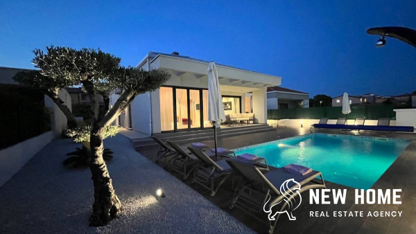 Pula- Modern villa with pool