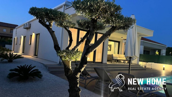 Pula- Modern villa with pool