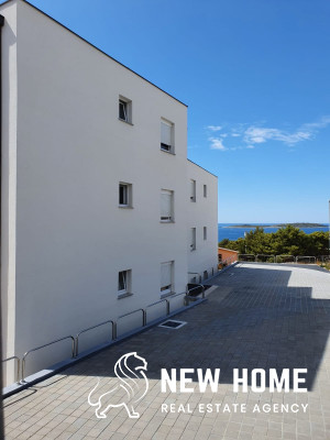 Condo in the groud floor with ocean view