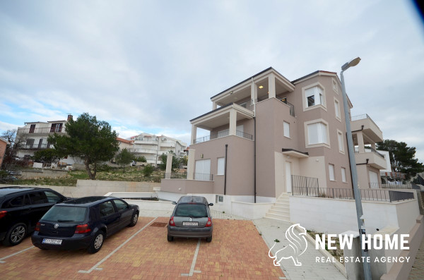 New building with 5 apartments in Primošten