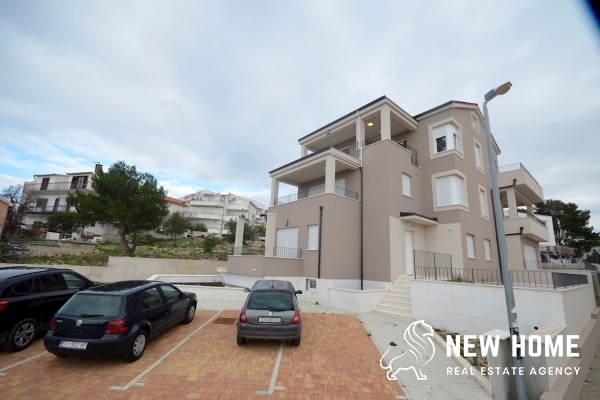 New building with 5 apartments in Primošten
