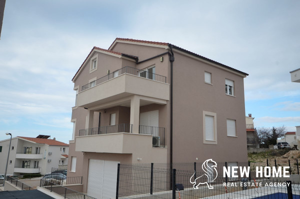 New building with 5 apartments in Primošten