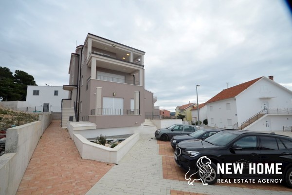 New building with 5 apartments in Primošten
