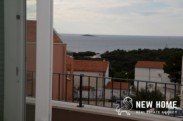 New building with 5 apartments in Primošten