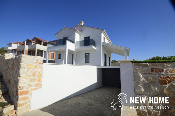 „Sea Views, Private Pool and Mediterranean Lifestyle – An Exclusive House in Primošten“