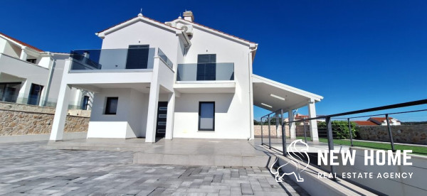 „Sea Views, Private Pool and Mediterranean Lifestyle – An Exclusive House in Primošten“