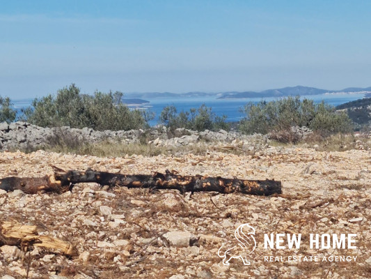 Agricultural land with sea views