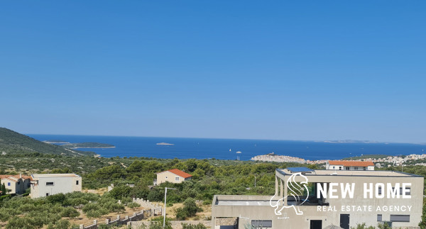 Prekrasan dvoetažni stan s pogledom na more u Primoštenu
