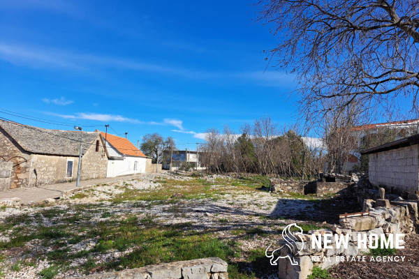 Primošten-Attraktives Baugrundstück im Hinterland