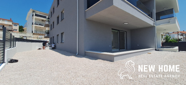 Primošten – Neubau mit Garten und Meerblick