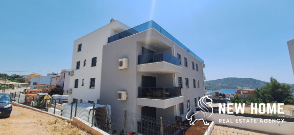 Primošten – Neubau mit Garten und Meerblick