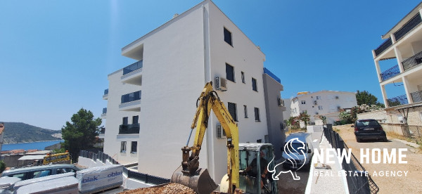 Primošten – Neubau mit Garten und Meerblick
