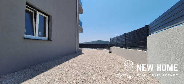 Primošten – Neubau mit Garten und Meerblick