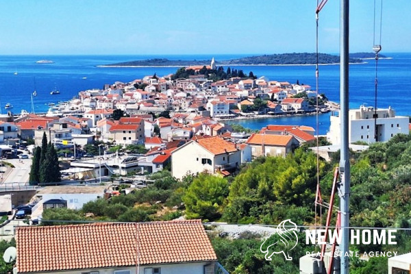 Primošten-Stan sa odličnim pogledom u blizini centra i plaže!!