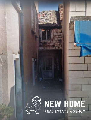 Stone house in need of renovation in a top location