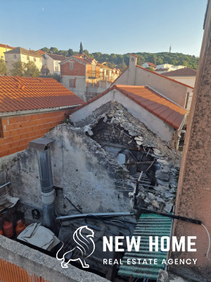 Stone house in need of renovation in a top location