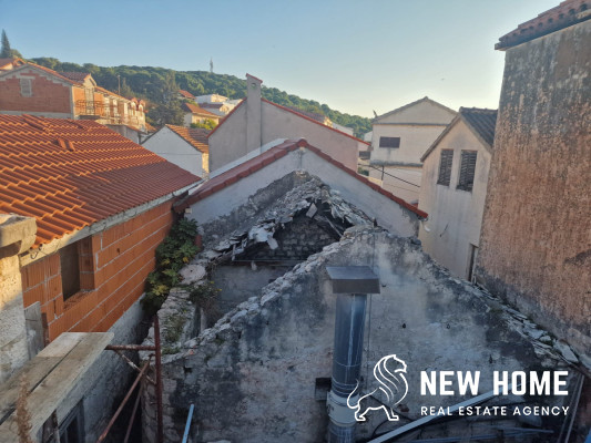 Stone house in need of renovation in a top location