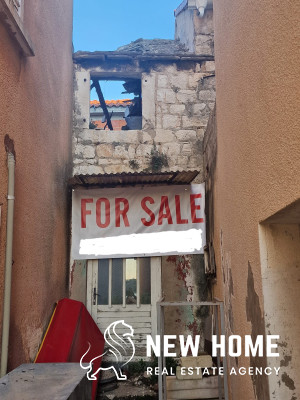 Stone house in need of renovation in a top location
