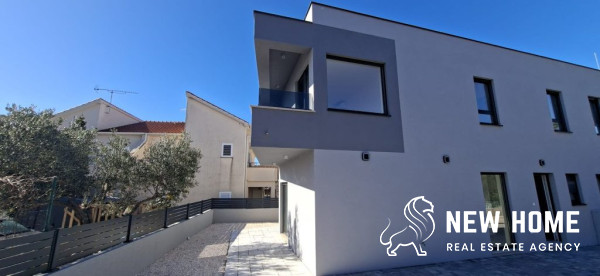 Nur 70 Meter vom Meer – Moderne Doppelhaushälfte mit Garten nahe Šibenik
