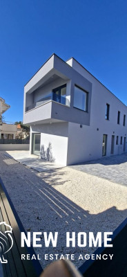 Nur 70 Meter vom Meer – Moderne Doppelhaushälfte mit Garten nahe Šibenik