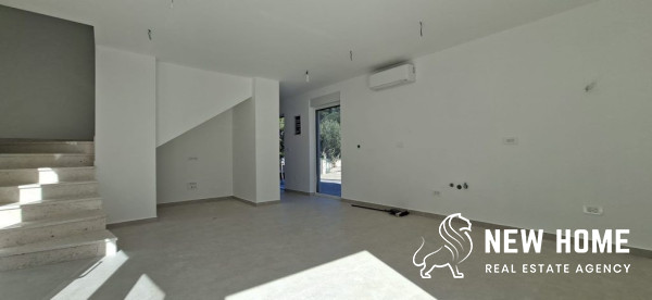 Nur 70 Meter vom Meer – Moderne Doppelhaushälfte mit Garten nahe Šibenik