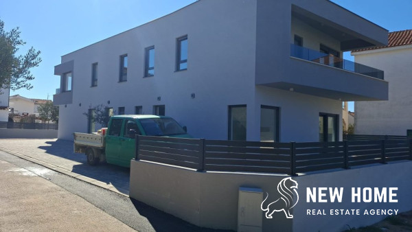 Nur 70 Meter vom Meer – Moderne Doppelhaushälfte mit Garten nahe Šibenik