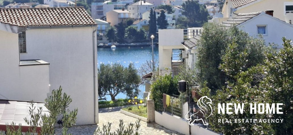 Nur 70 Meter vom Meer – Moderne Doppelhaushälfte mit Garten nahe Šibenik