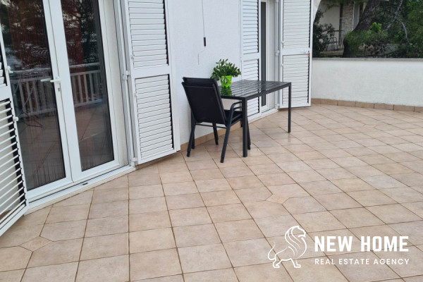 Primošten-Mediterranes Haus in erster Reihe zum Meer