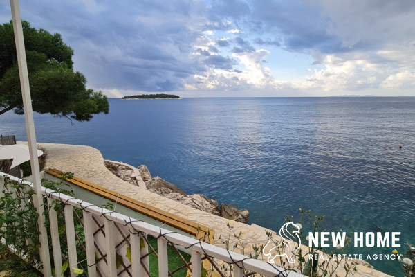 Primošten-Mediterranes Haus in erster Reihe zum Meer