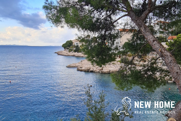 Primošten-Mediterranes Haus in erster Reihe zum Meer